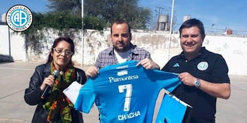 Juan Del Campillo, integrante del Área de Cultura de Belgrano, en la escuela de la inolvidable Chacha en Villa El Libertador\u002E