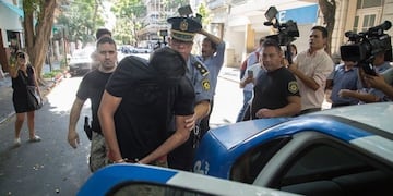 Lucho Paladini saliendo de la Fiscalía esposado