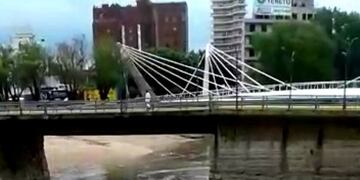 El río San Antonio en pleno centro de Villa Carlos Paz, tras la reciente tormenta\u002E (Foto: captura / video)\u002E
