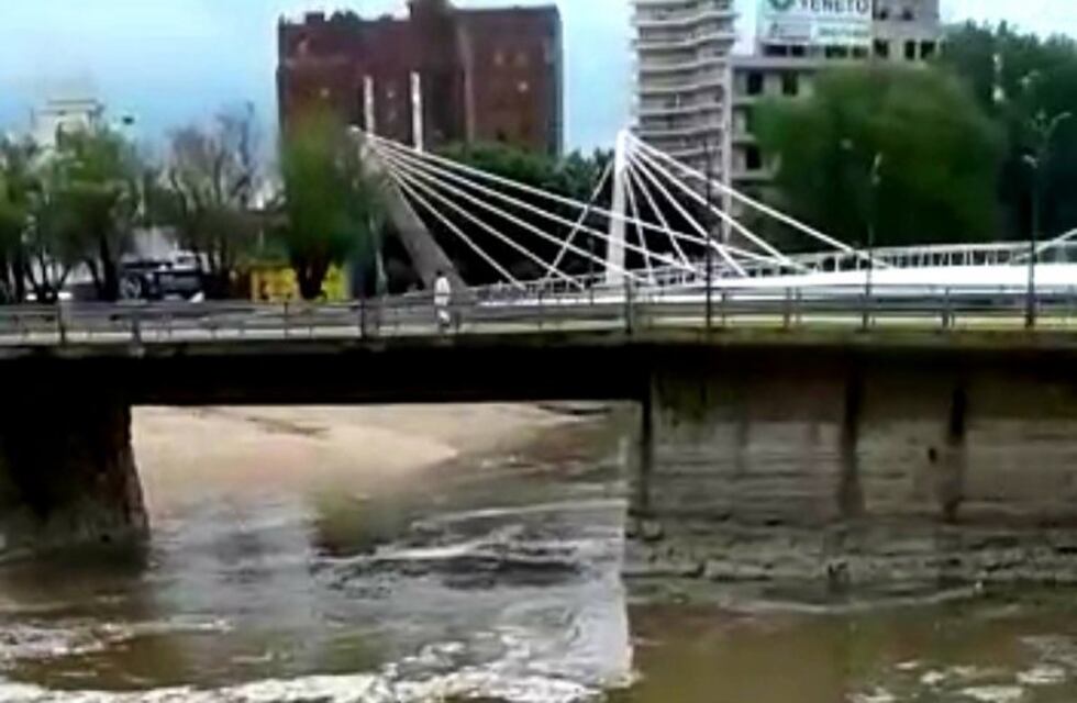 ¿Agua con cenizas? Imágenes que muestran su avance en diferentes zonas de Carlos Paz