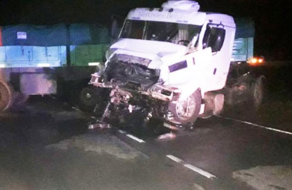 Dos camiones chocaron en cercanías de Ataliva Roca y uno de ellos volcó