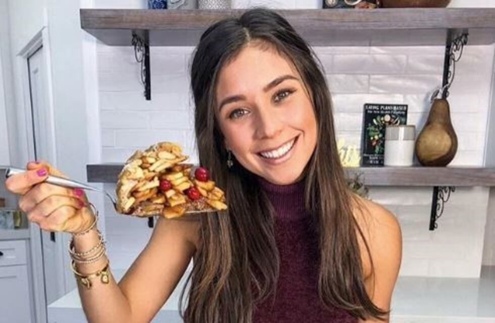 Una youtuber vegana fue filmada comiendo pescado y la "lincharon" en las redes