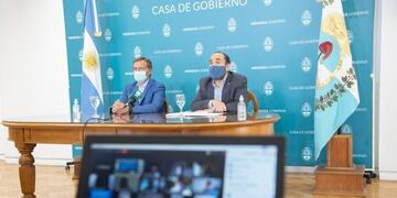 Educación Mendoza: Rodolfo Suarez y el director General de Escuelas, José Thomas\u002E