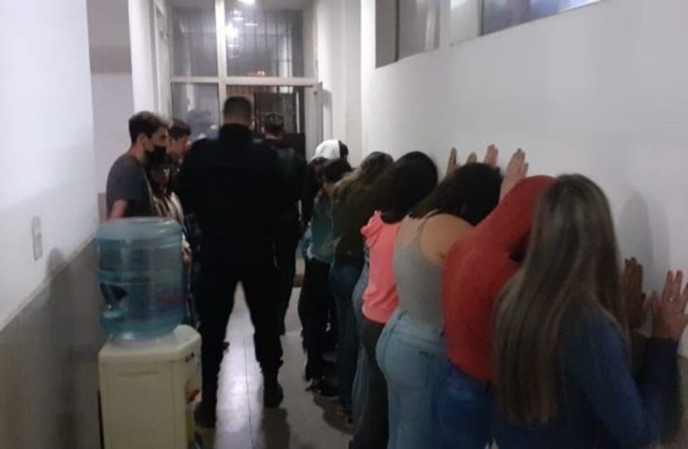 Desbaratan dos fiestas clandestinas y detienen a 37 jóvenes