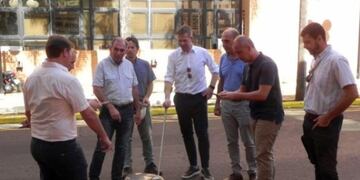 Leonardo Stelatto intendente de Posadas, Macias jefe de Vialidad y otros funcionarios en el recambio de luminarias en la ciudad\u002E (Vialidad)