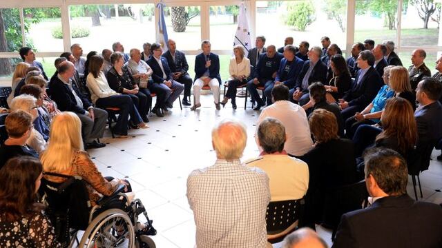 2ARG10 - BUENOS AIRES (ARGENTINA), 2/4/2017.- Fotografu00eda cedida del presidente de Argentina, Mauricio Macri (c), quien recibe hoy, domingo 2 de abril de 2017, a excombatientes y familiares de los soldados fallecidos en la guerra de Malvinas por el 35 aniv