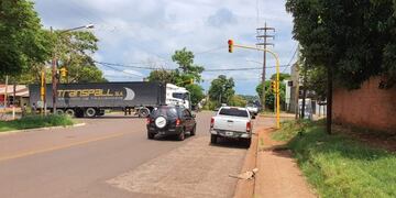 Posadas\u002E Colocan semáforo nuevo en Zapiola y Blas Parera, cruce de avenidas\u002E (Municipalidad)