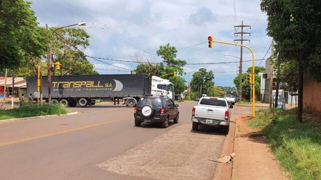 Posadas\u002E Colocan semáforo nuevo en Zapiola y Blas Parera, cruce de avenidas\u002E (Municipalidad)