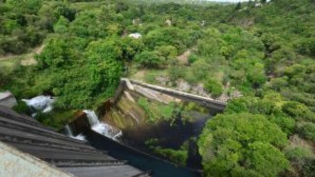 Tu00e9cnicos de Recursos Hu00eddricos abrieron la vu00e1lvula del dique La Quebrada, para regular a la baja su nivel.
