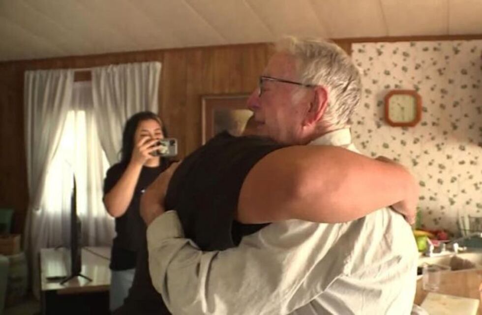 Un repartidor de pizza de 89 años recibió US$12.000 de propina tras una colecta en Tik Tok