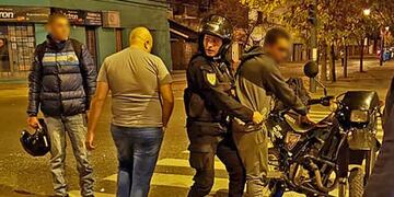 Los sospechosos fueron detenidos luego de haber chocado con un auto estacionado en medio de la persecución policial.