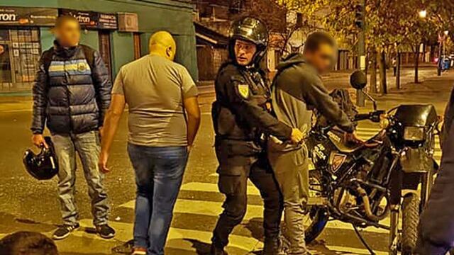 Los sospechosos fueron detenidos luego de haber chocado con un auto estacionado en medio de la persecución policial.