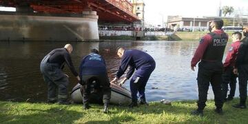 Bomberos de la Ciudad rescataron a un joven que había caído al Riachuelo (Foto: GCBA)