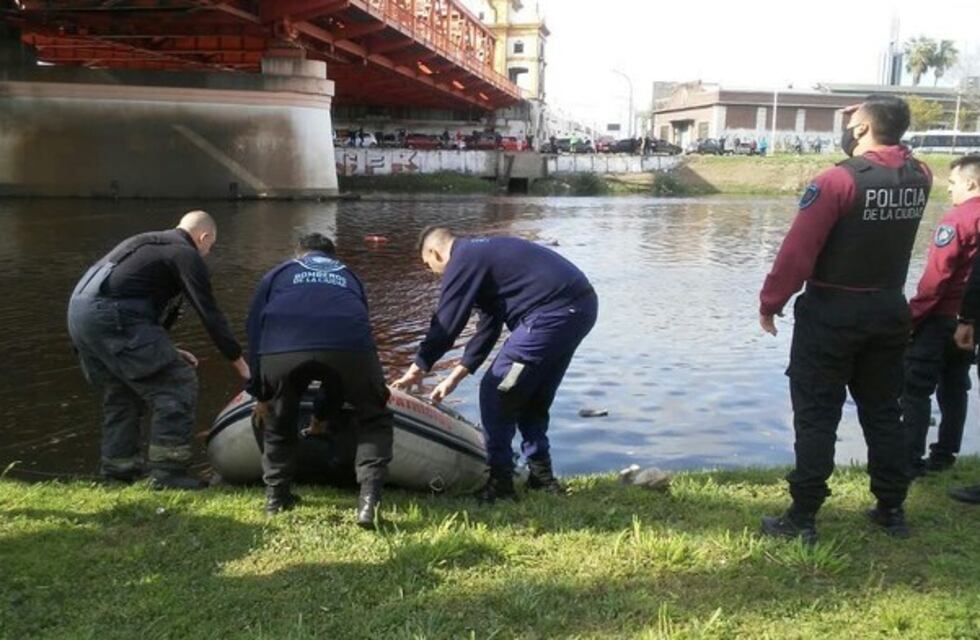 Video: bomberos de la Ciudad rescataron a un joven que había caído al Riachuelo