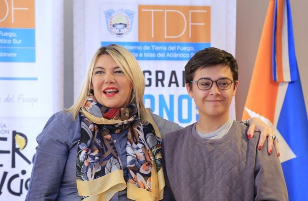 Bertone entregó anteojos a niños y adolescentes de la ciudad