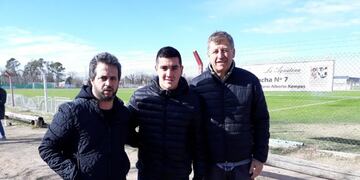 El zaguero Gabriel Fernández (al medio), ya puso la firma en Alta Córdoba\u002E