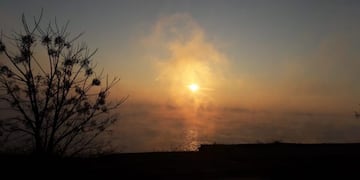 El humo de las islas dejó un paisaje fantasmal en Rosario y la región\u002E (Evelyn Arach)