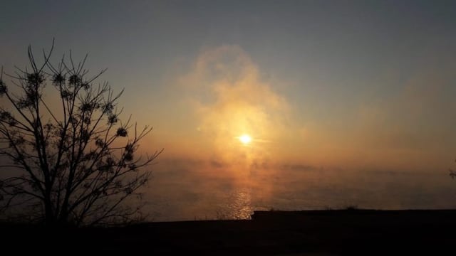 El humo de las islas dejó un paisaje fantasmal en Rosario y la región\u002E (Evelyn Arach)