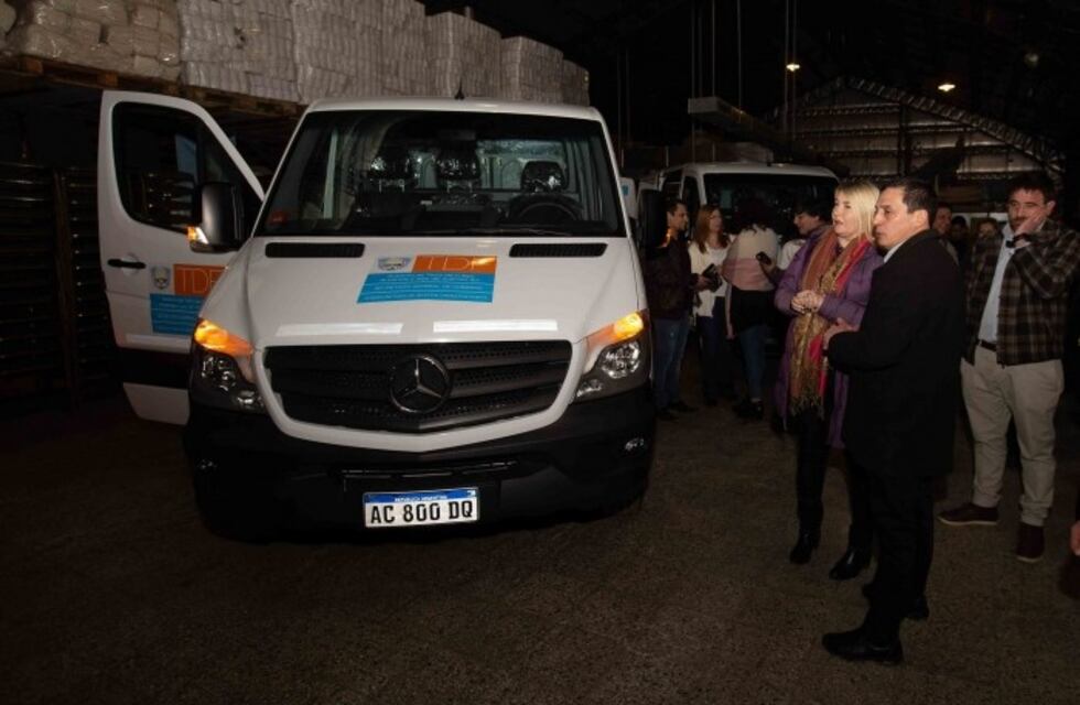 Gobierno entregó tres vehículos al personal encargado de la limpieza y mantenimiento de las escuelas