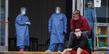 ACOMPAÑA CRÓNICA: ARGENTINA CORONAVIRUS AME1022\u002E BUENOS AIRES (ARGENTINA), 28/08/2020\u002E- Pacientes con COVID-19 descansan durante su cuarentena en El Parque Tecnópolis, el 25 de agosto de 2020 en la provincia de Buenos Aires (Argentina)\u002E El Parque Tecnópolis nació en 2011 como sede de \