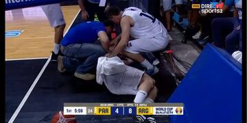 Se cayó un aro de básquet en Paraguay-Argentina y golpeó a un jugador\u002E (Foto: Captura de video)