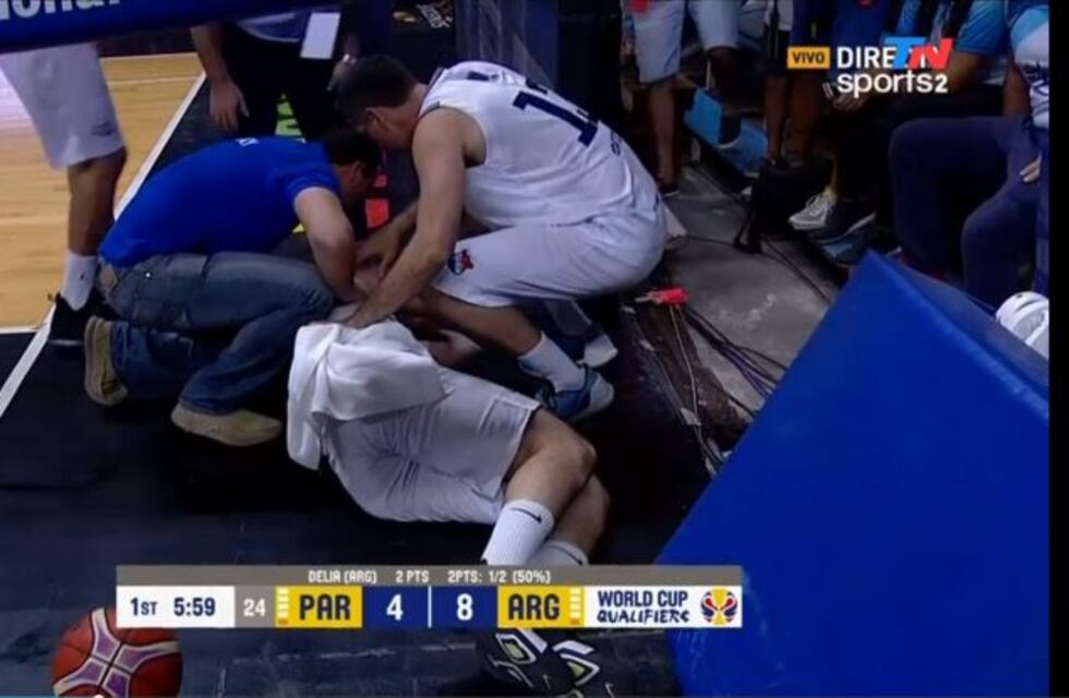 Se cayó un aro de básquet en Paraguay-Argentina y golpeó a un jugador