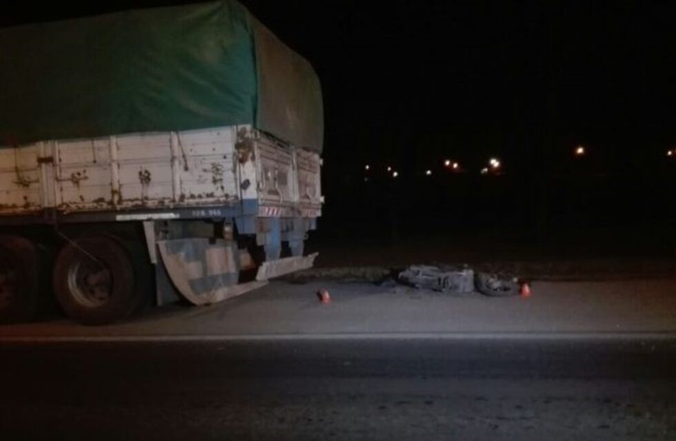 Padre e hijo murieron al chocar contra un camión en la A005