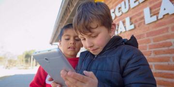Alumnos de San Luis con su tablet\u002E