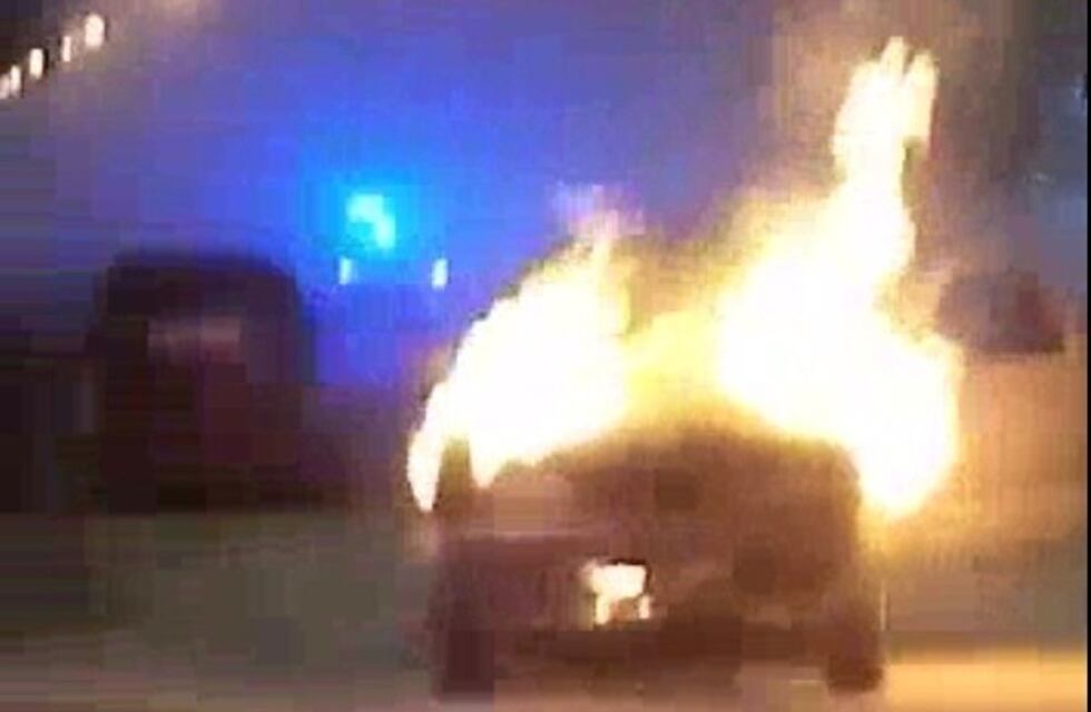 Una camioneta se incendió en pleno centro de San Juan