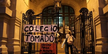 Toma de colegios: alumnos cerraron con candado el Pellegrini y ni las autoridades pueden entrar