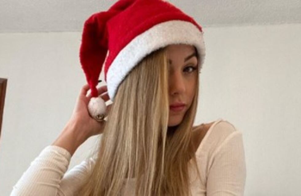 Melanie Pavola subió la temperatura de las redes en bombacha acostada en el sillón