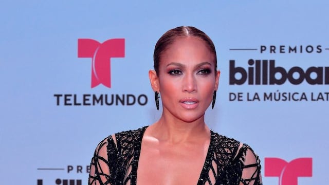 BIL107. CORAL GABLES (FL, EE.UU.), 27/04/2017.-La actriz y cantante Jennifer Lopez posa en la alfombra roja de la entrega de los Premios Billboard de la Mu00fasica Latina hoy, jueves 27 de abril de 2017, en el Watsco Center de la Universidad de Miami, Coral Gables, Florida (EE.UU.). EFE/Giorgio Viera