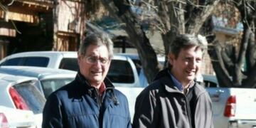 Los hermanos Omar y Emir Felix camino a la mesa donde luego votarían en San Rafael\u002E