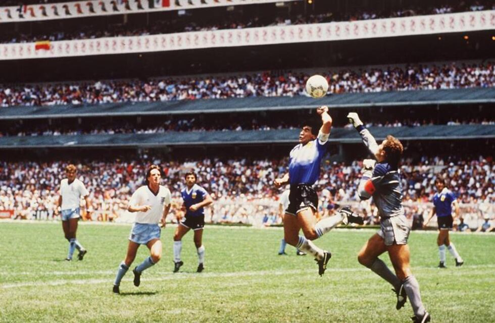 El día que la reina Isabel II dejó atrás la “Mano de Dios” y le ofreció un cargo real a Diego Maradona