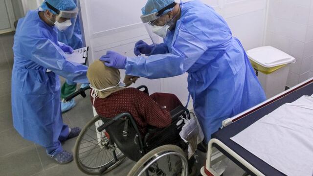 Medico haciendo test a una paciente.