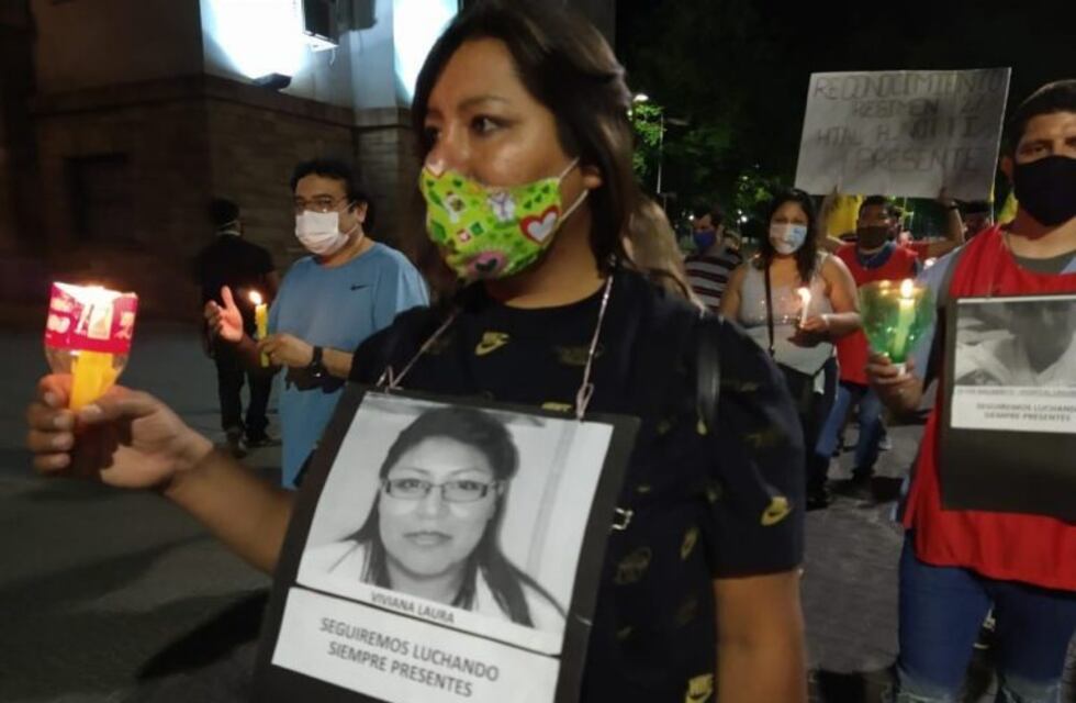 Ciudad se iluminó en homenaje a los trabajadores de la Salud fallecidos durante la pandemia