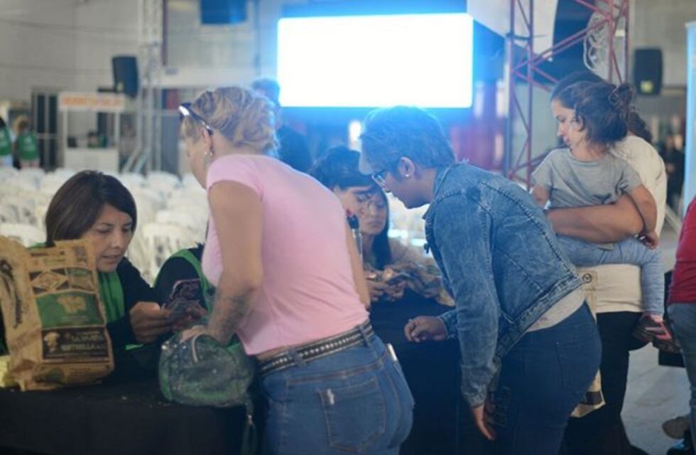 Entregaron las primeras Tarjetas alimentarias en Santa Rosa