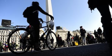 Trabajadores de aplicaciones de delivery protestan en el centro porteño\u002E (Clarín)