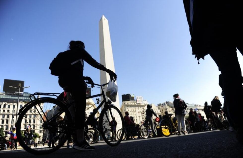 Trabajadores de delivery marcharon desde el Obelisco contra los despidos y la precarización