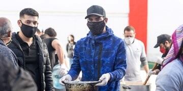 Facundo Erpen y Martín Cuello, jugador del plantel de básquetbol, tomaron parte de la acción solidaria\u002E