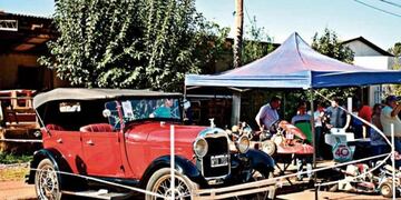 Se realiza una exposición de autos antiguos en San Pedro
