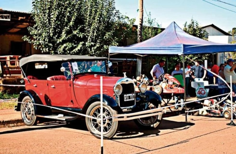 Se realiza una exposicón de autos antiguos en San Pedro