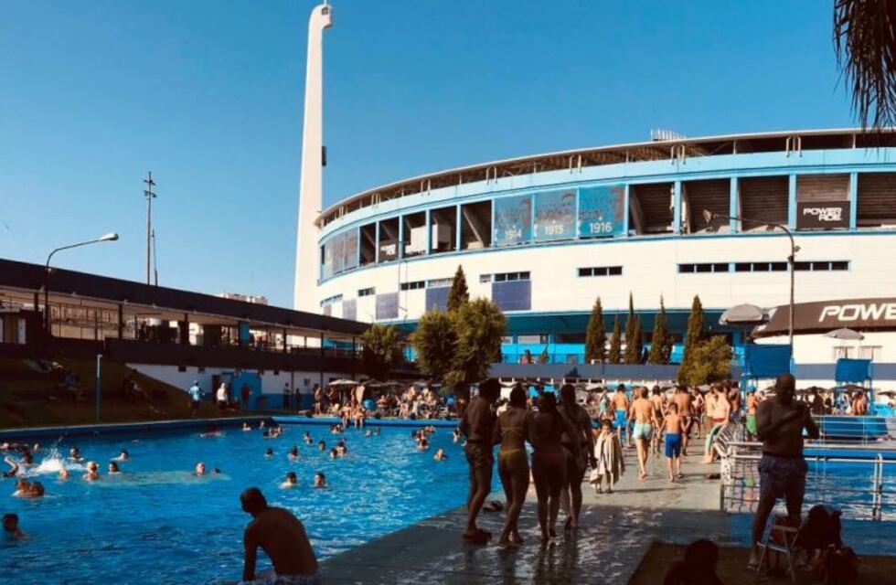 Rescataron a un joven que se estaba ahogando en la pileta de Racing: está en grave estado