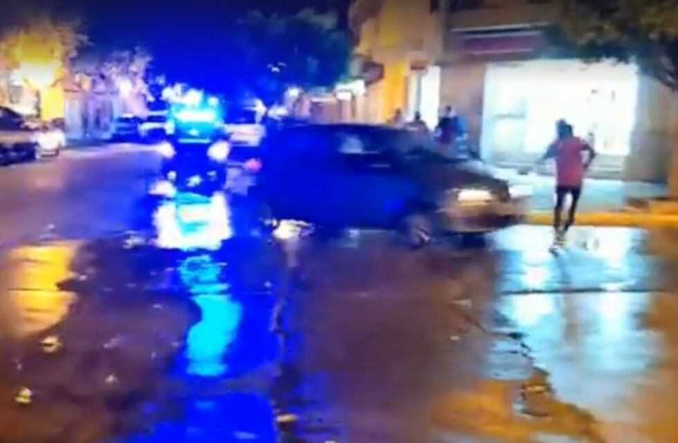 Cubría en vivo un accidente y transmitió como un auto atropelló a una joven