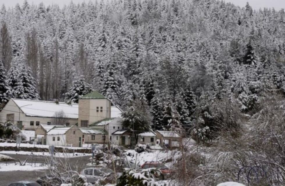 Bariloche amaneció cubierta de nieve en primavera