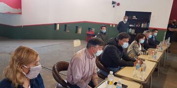 Autoridades provinciales e intendentes de zonas afectadas por incendios, reunidos en Carlos Paz\u002E (Foto: Gobierno de Córdoba)\u002E