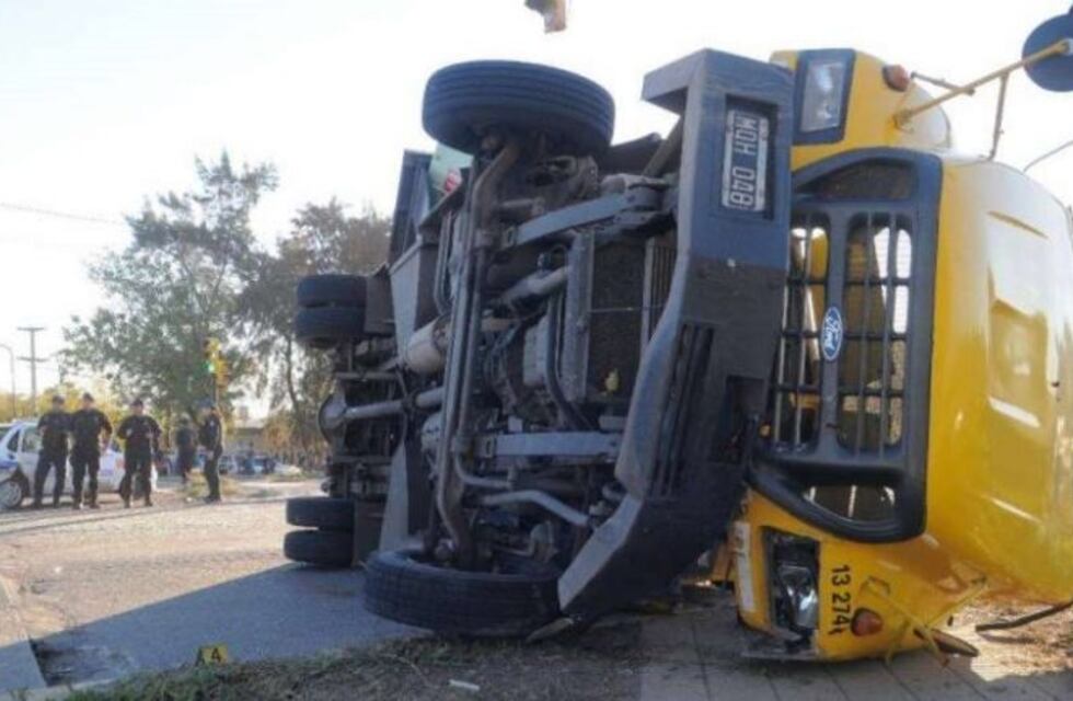 Veloz operativo policial por un camión de caudales que volcó en San Carlos