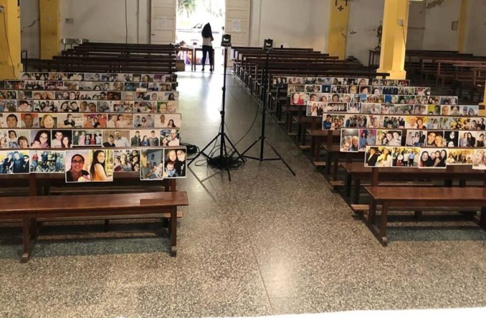 Cuarentena: cura entrerriano pegó fotos de sus fieles en los bancos
