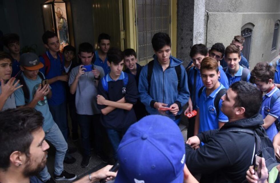 La Municipalidad emplea raperos para concientizar sobre las normas de tránsito en la puerta de colegios
