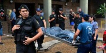 Los cuerpos de Camila y Gustavo Dusso fueron retirados en la puerta del edificio ubicado sobre 25 de Mayo al 1600.